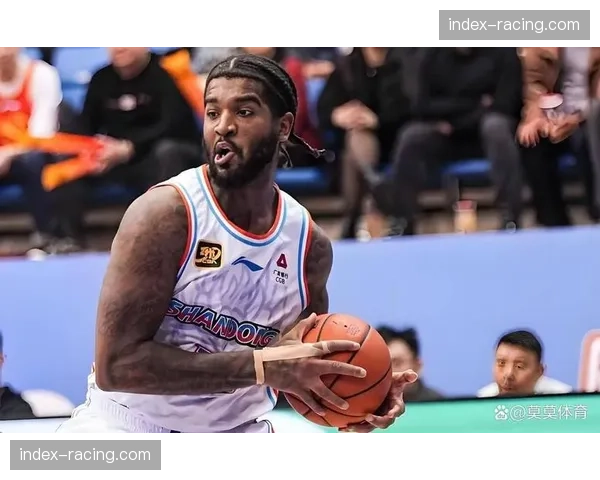 山东队克里斯身体强壮脚步灵活 成内线进攻体系核心轴心 山东队克里斯身体强壮脚步灵活 成内线进攻体系核心轴心